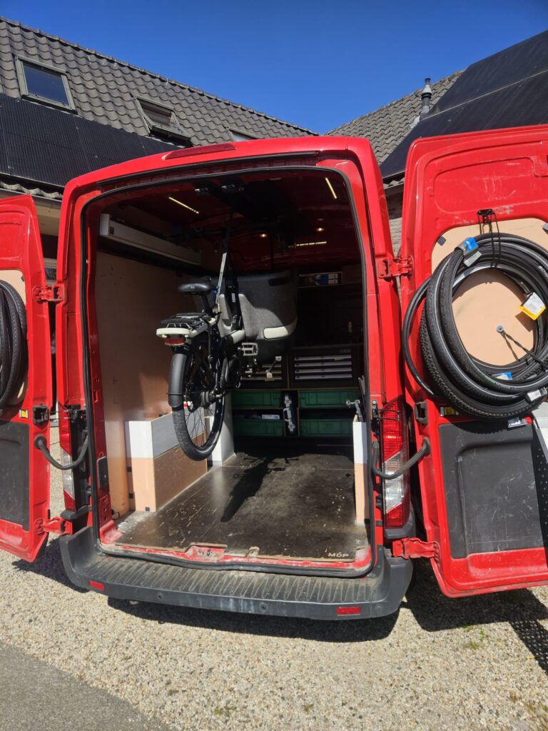 Een bakfiets in de laadruimte van de bus