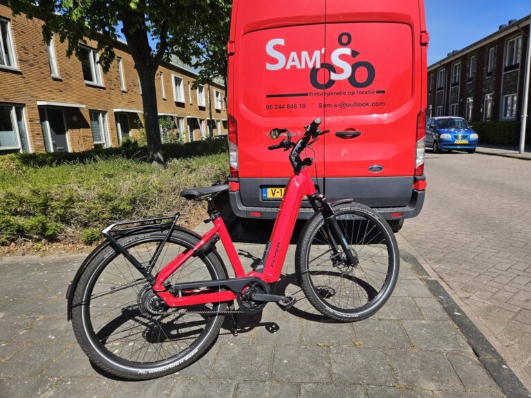 Rode e-bike voor de bus van Sam's Fietsreparatie